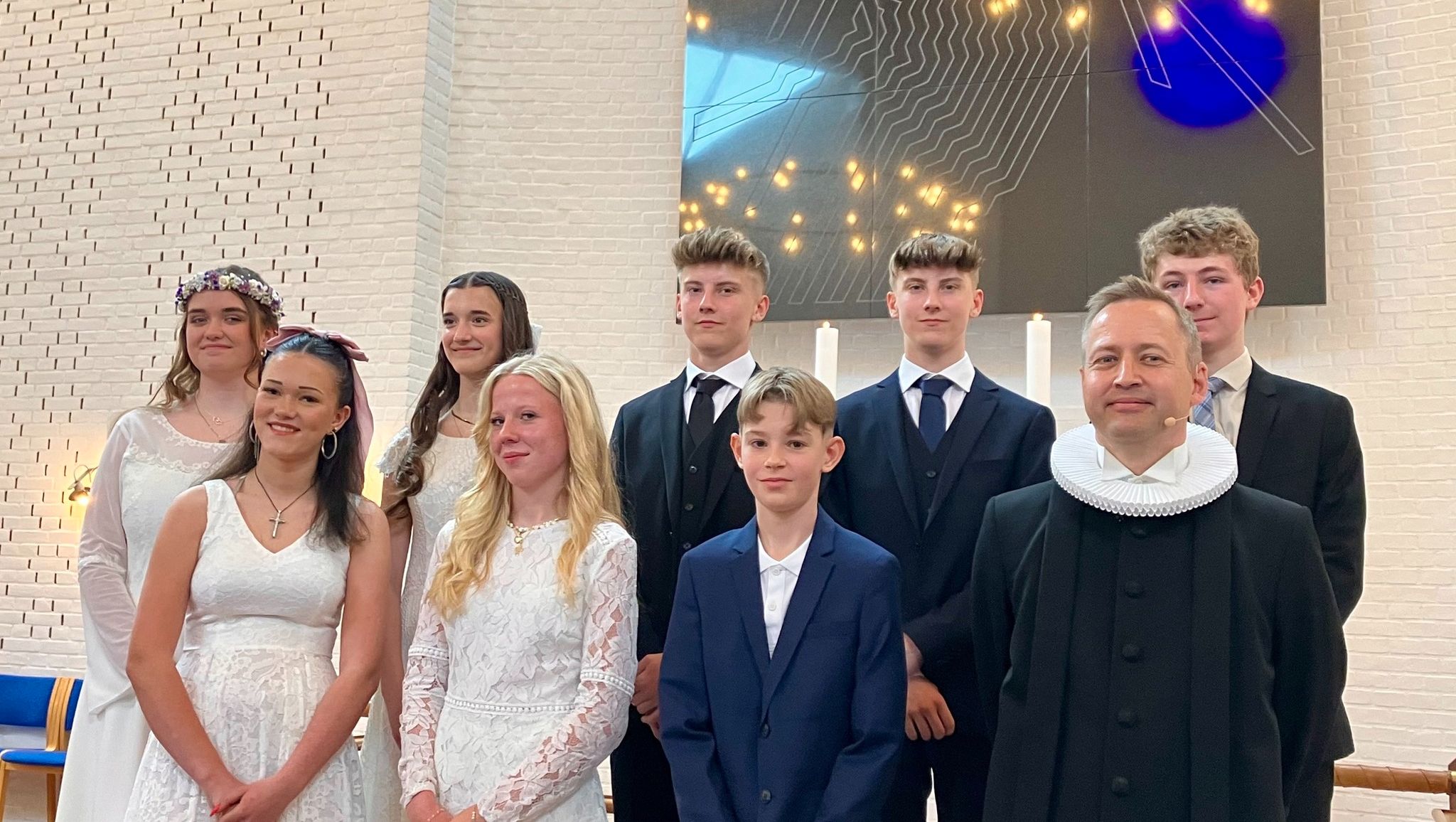 Konfirmander foran alter i Udlejre Kirke