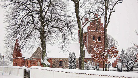 Ølstykke Kirke i snevejr