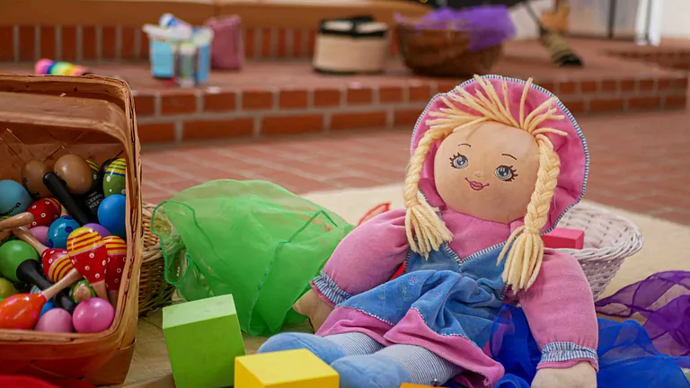 En dukke og legetøj i udlejre kirke
