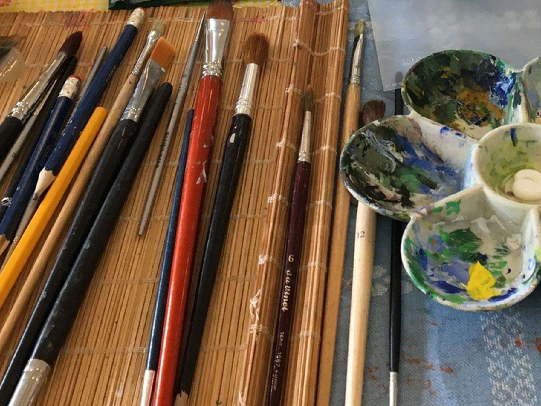 En gruppe mennesker går tur udenfor om sommeren