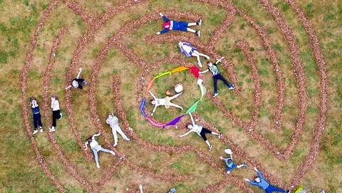 Koncert i Udlejre kirke i Ølstykke. En sanger og en pianist spiller musik foran stort publikum.