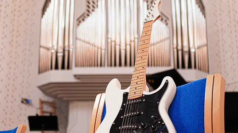 En elektrisk guitar foran orglet i udlejre kirke, ølstykke sogn.