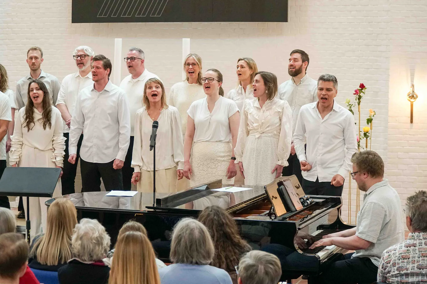 Koret Vocalicious spiller koncert i Udlejre Kirke med korleder Simon Jansfort