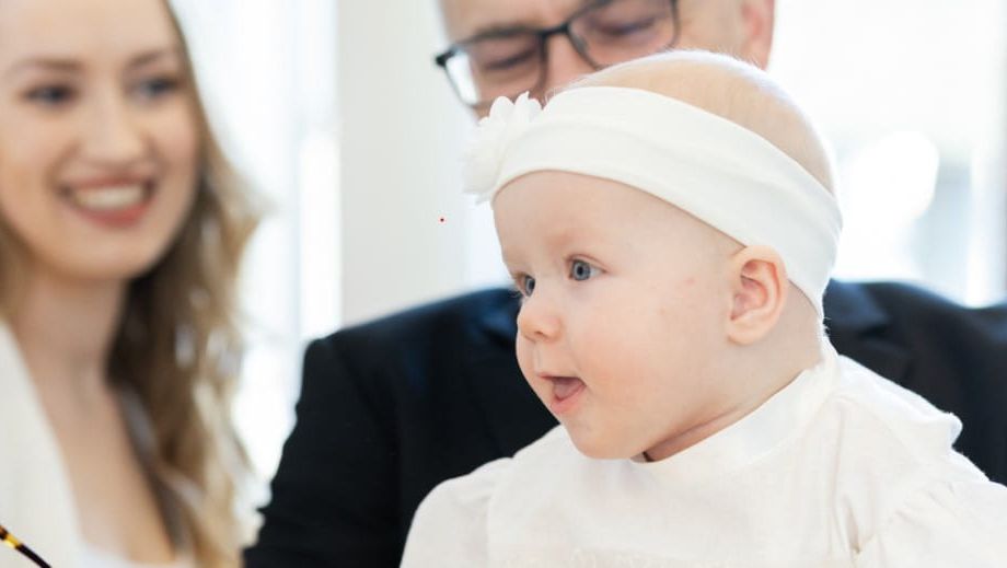 Barnedåb med baby i ølstykke kirke udlejre kirke