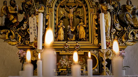 Rytmiske gudstjenester. En elektrisk guitar foran orglet i udlejre kirke