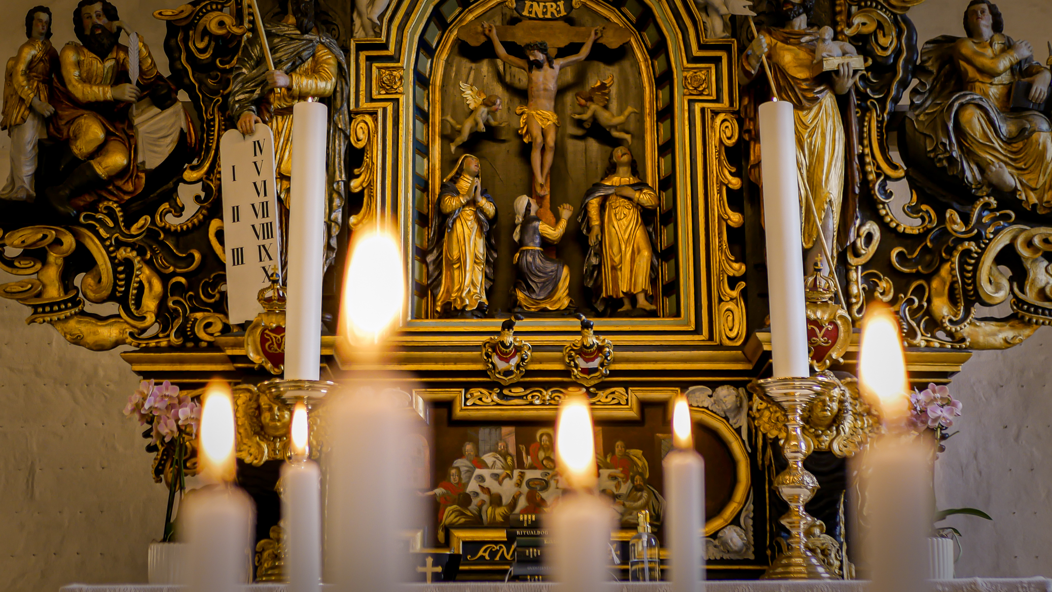 Højskolesangbogen, kaffe og kage i Udlejre kirke