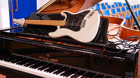 Rytmiske gudstjenester. En elektrisk guitar foran orglet i udlejre kirke