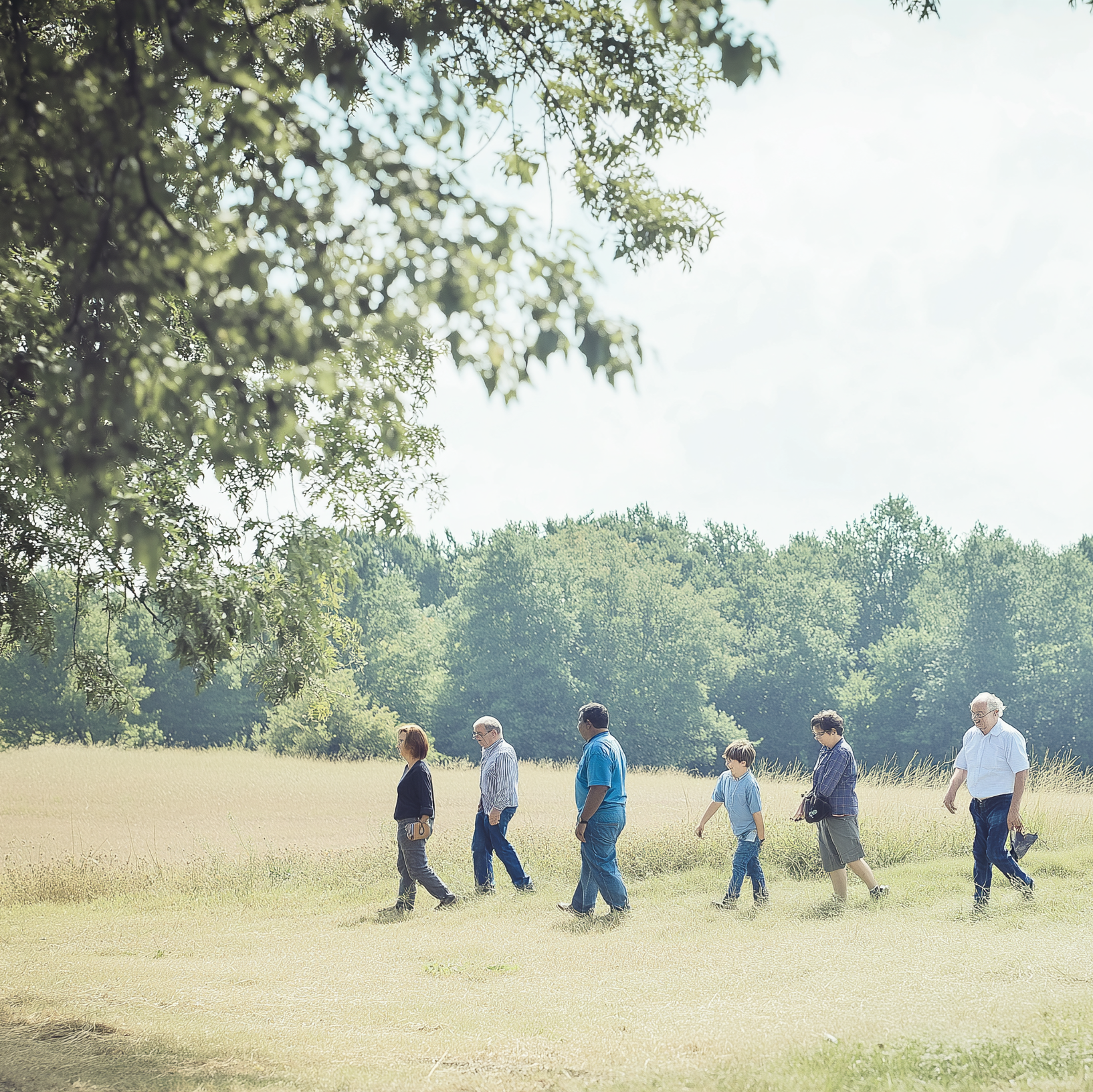 En gruppe mennesker går tur udenfor om sommeren